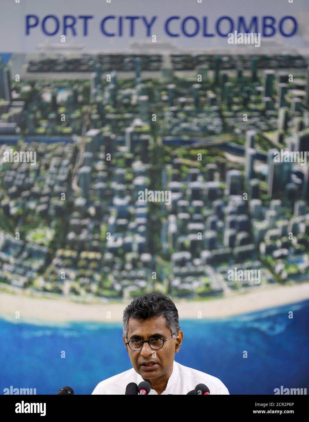 Champika Ranawaka, Ministerin für Megapolis und westliche Entwicklung, spricht vor Medienvertretern auf der Baustelle in Colombo Port City in Colombo, Sri Lanka, 25. Oktober 2017. REUTERS/Dinuka Liyanawatte Stockfoto