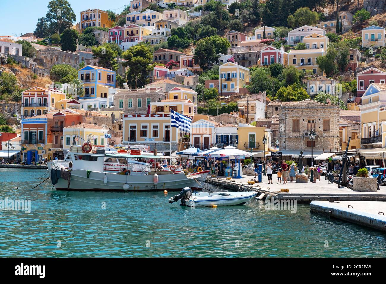 SYMI, GRIECHENLAND - AUGUST 2019: Panoramablick auf die Stadt Symi Stockfoto