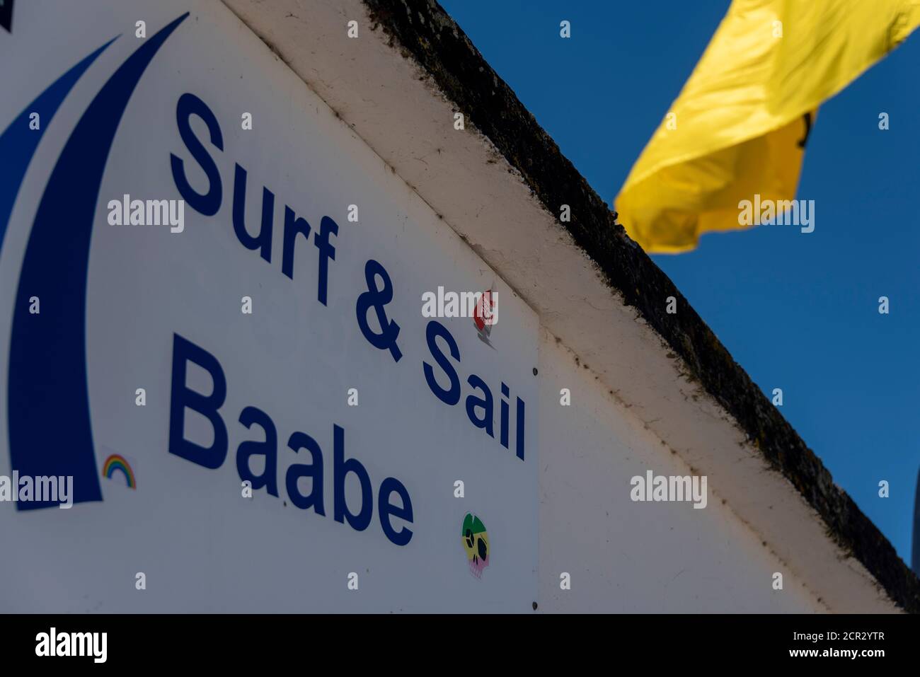 Deutschland, Mecklenburg-Vorpommern, Insel Rügen, Baabe, Schriftzug Surf & Sail, Surfschule, Segelschule Stockfoto