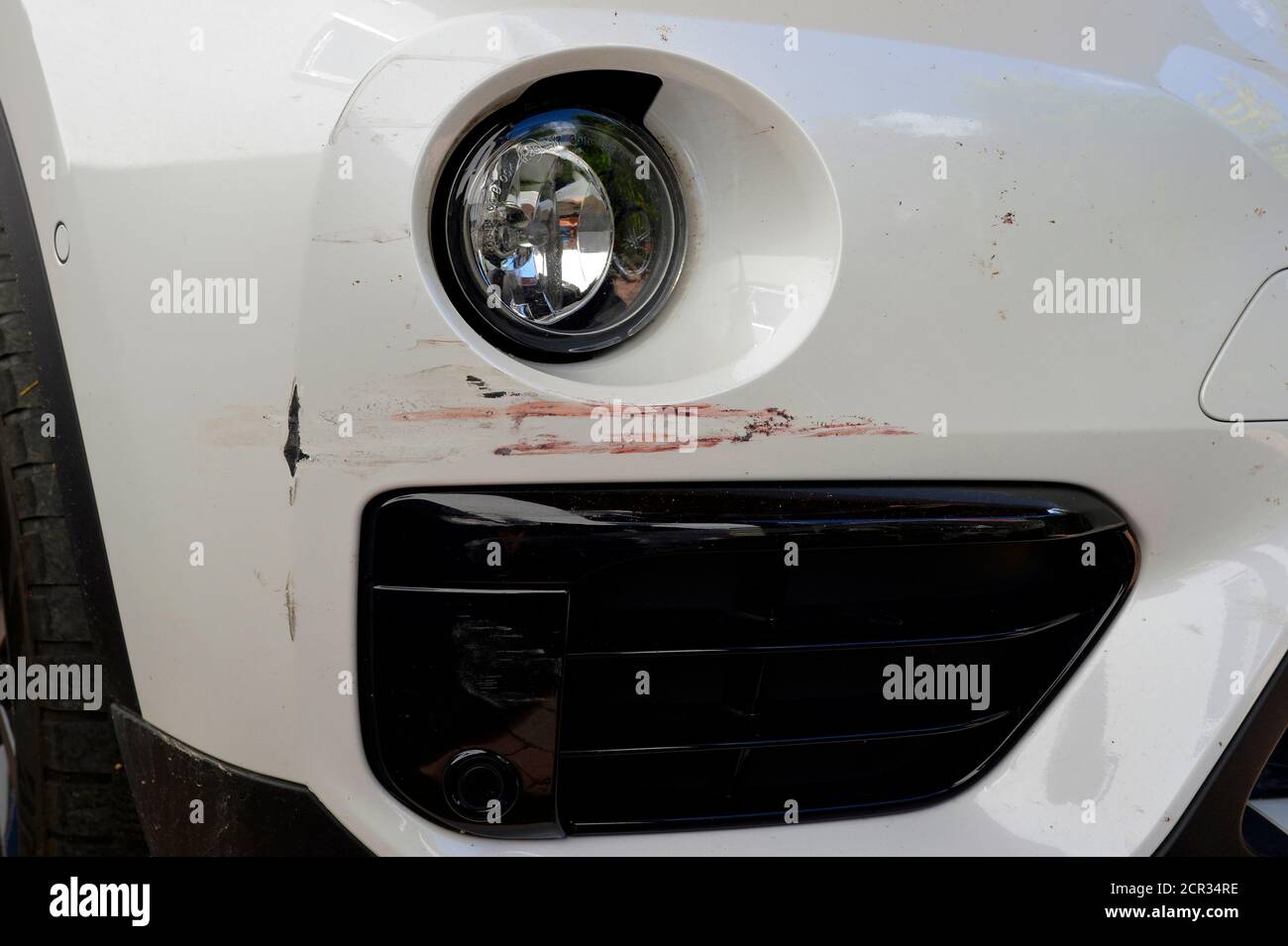 Lackschäden am vorderen Stoßfänger BMW X1, Stuttgart, Baden-Württemberg, Deutschland Stockfoto