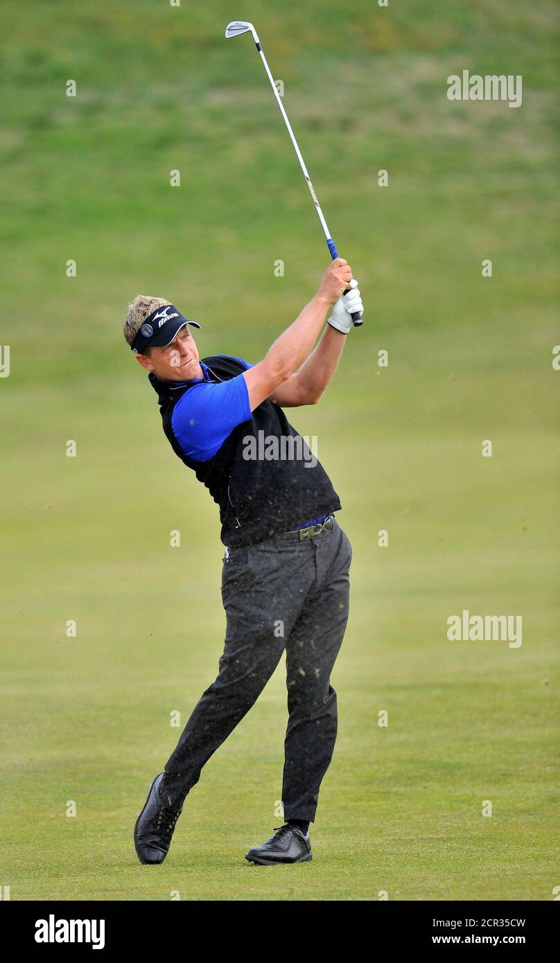 Luke Donald von England spielt einen Schuss auf dem vierten Loch während  einer Praxis runden für die British Open Golf Championship in Royal St.  George's in Sandwich, Südengland 12. Juli 2011. REUTERS/Toby