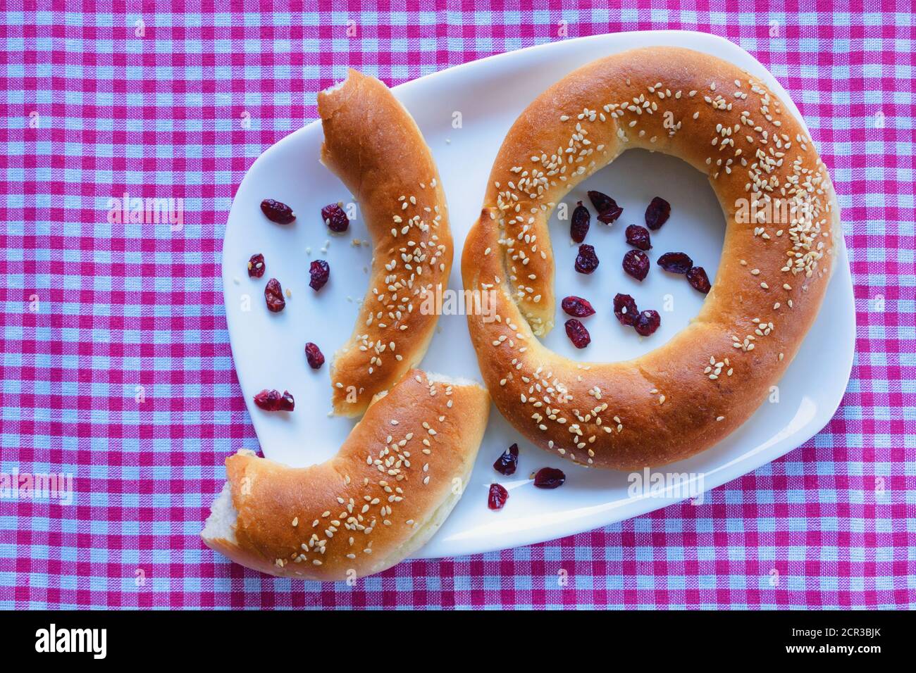 Leckere hausgemachte Bagels mit Preiselbeeren und Sesam Stockfoto
