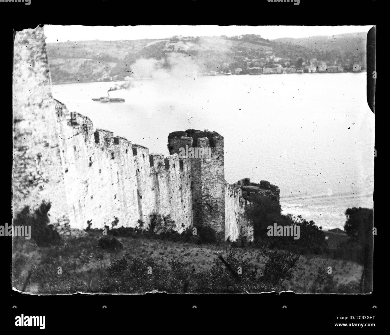 Mauern von Konstantinopel mit Blick auf das Goldene Horn, Dampfer auf dem Wasser. Fotografie auf trockenem Glasplatte aus der Sammlung Herry W. Schaefer, um 1910. Stockfoto