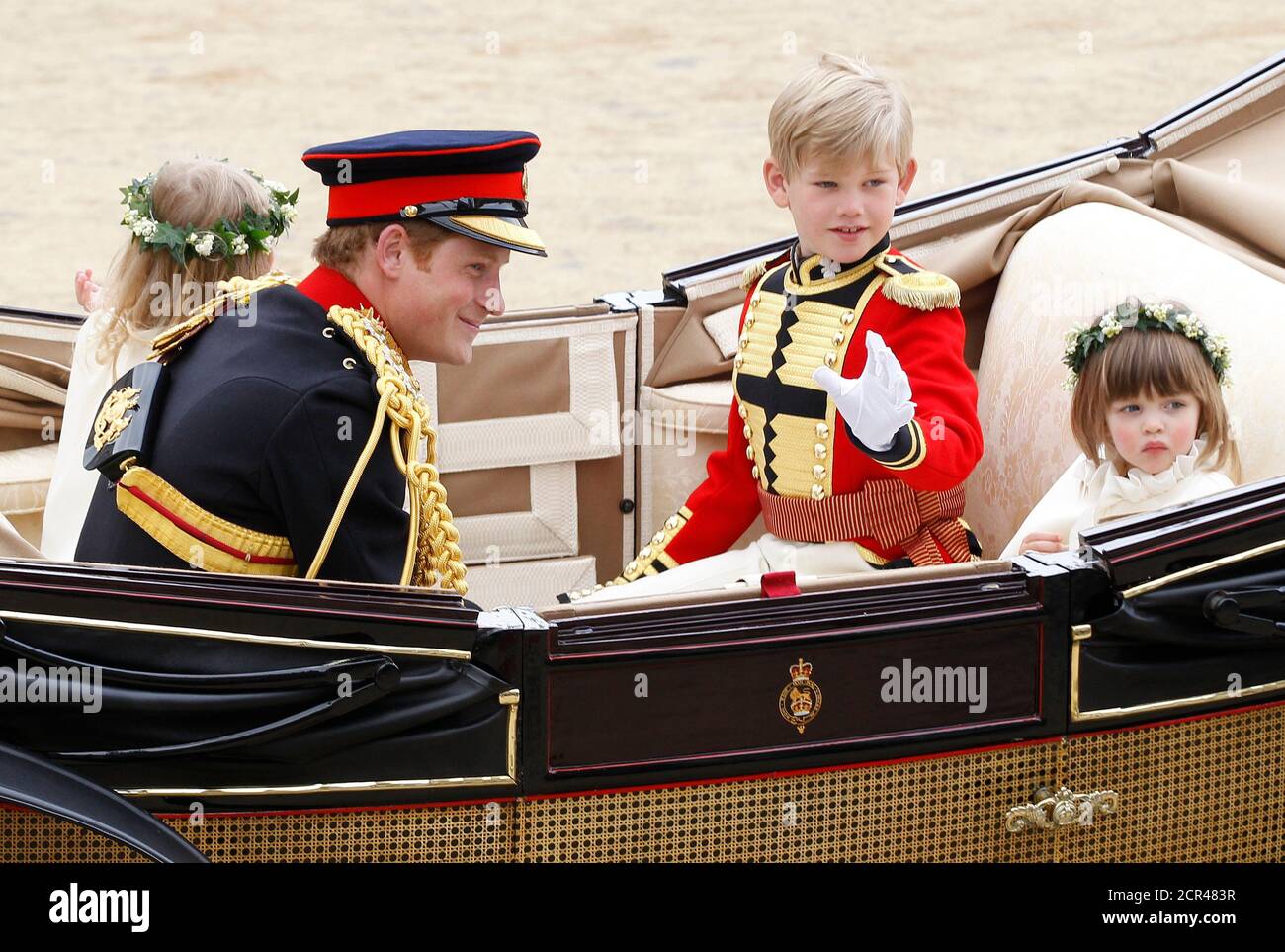 Großbritanniens Prinz Harry, begleitet von Pageboy Tom Pettifer (2. R) und  Brautjungfer Eliza Lopes (R), reist nach Buckingham Palace entlang der  Prozession nach der Hochzeit seines Bruders Prinz William und Catherine,  Herzogin