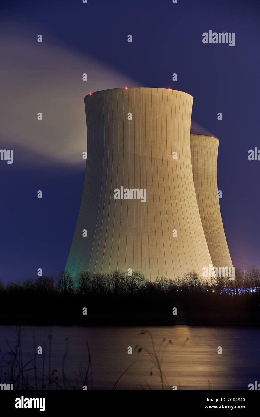 Zwei Kühltürme für freie Kühlung im Betrieb des Kernkraftwerk Philippsburg Stockfoto