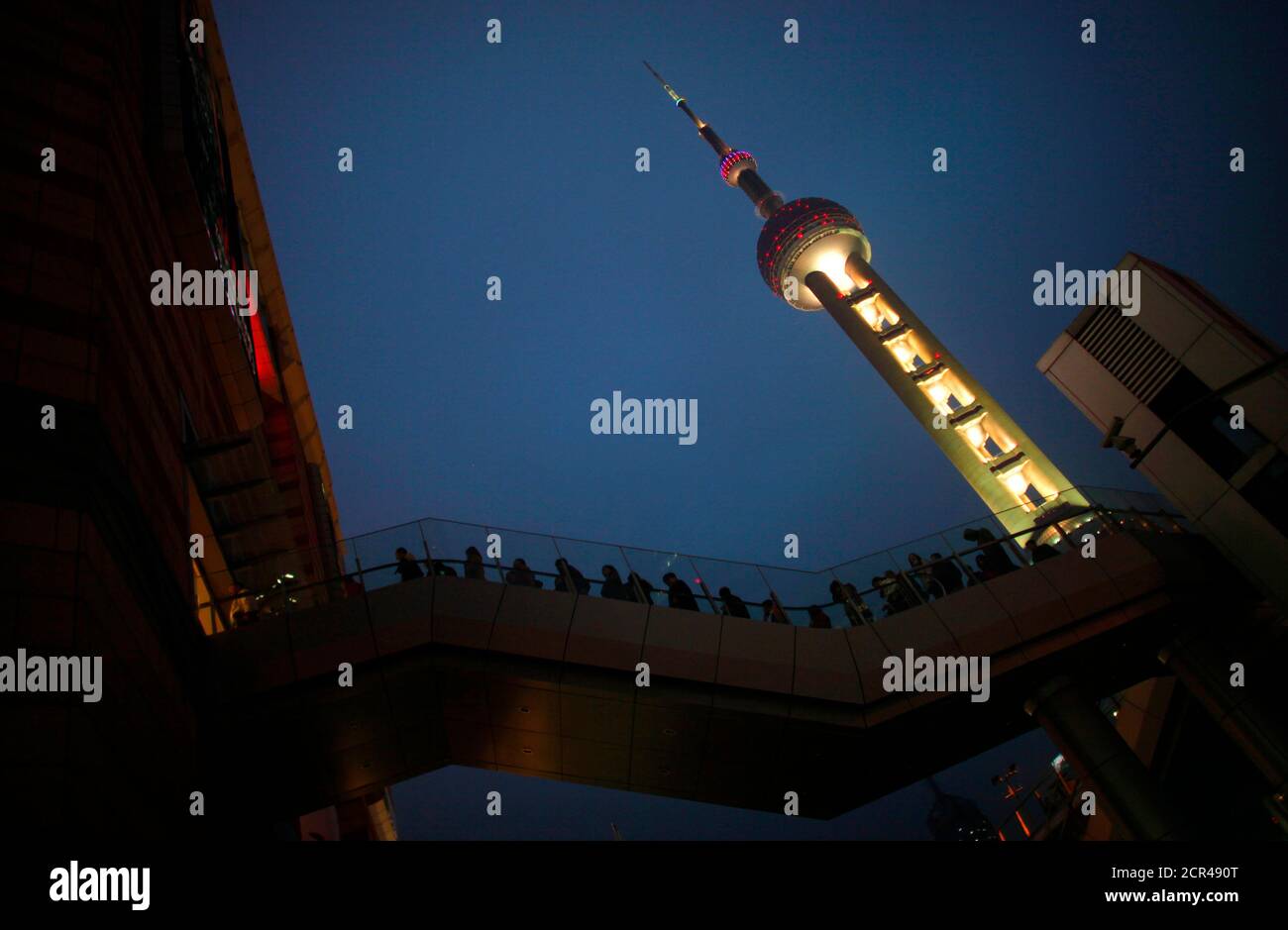 Die Menschen bringen eine Rolltreppe zu einem Einkaufszentrum in der Nähe des Oriental Pearl TV Tower im Finanzviertel Pudong in Shanghai, 27. März 2013. Die chinesische Regierung sagte am Mittwoch, sie werde in diesem Jahr neue Maßnahmen zur weiteren Liberalisierung der Zinssatz- und Wechselkursmärkte enthüllen, um das Wirtschaftswachstum zu stabilisieren und aufrechtzuerhalten. REUTERS/CARLOS BARRIA (CHINA - TAGS: POLITIK WIRTSCHAFT TPX BILDER DES TAGES) Stockfoto