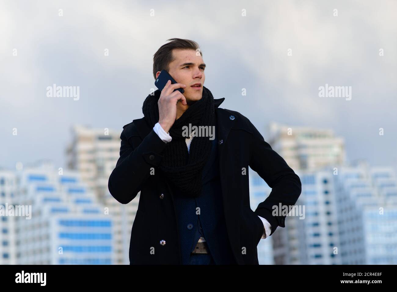 Junger Mann auf der Straße mit Handy Stockfoto