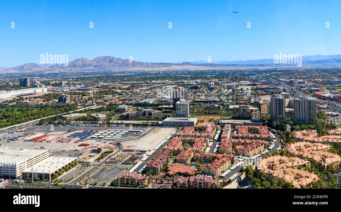 Blick auf den Las Vegas Strip von der Spitze des High Roller Beobachtungsrades, das derzeit das höchste Rad der Welt ist. Las Vegas, NV. Jet kann gesehen werden kommen in für eine Landung. Stockfoto