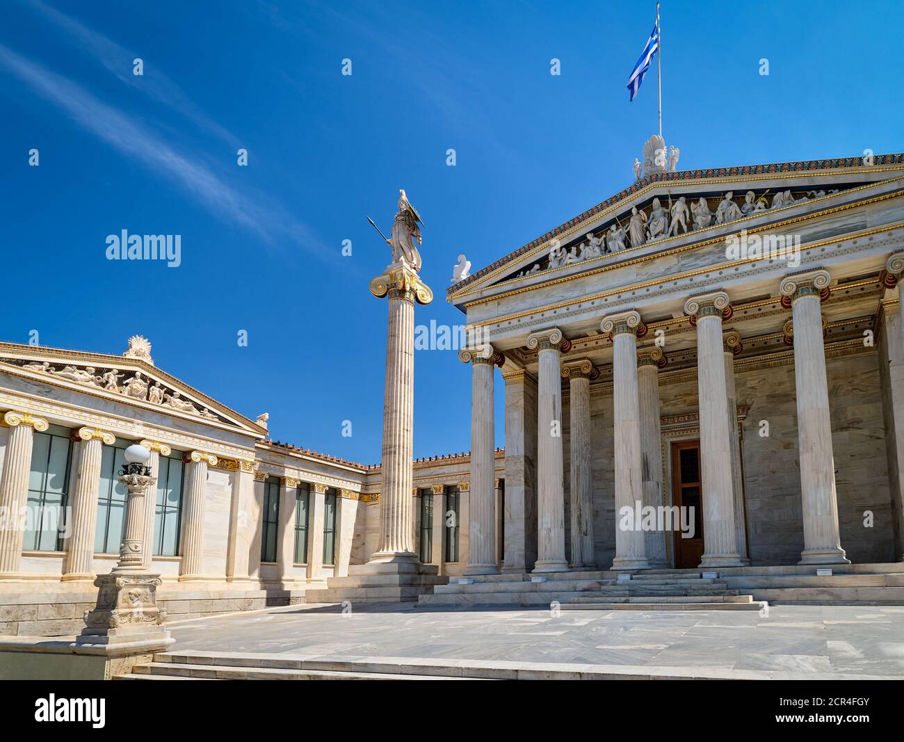 Eintritt zur Akademie von Athen, Griechenland, und Säule mit Statue der Athena, antike griechische Göttin, Patron der Stadt, bei hellem Tageslicht, Sommersonne. Stockfoto
