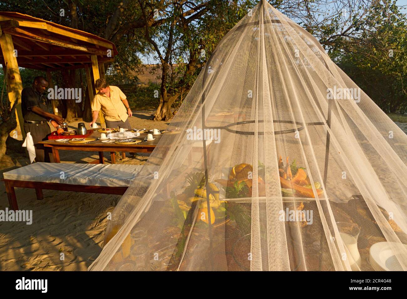 Das Frühstück wird in Sindabezi serviert, einer privaten Insel mit romantischen Cottages am Zambezi-Fluss in Sambia. Stockfoto