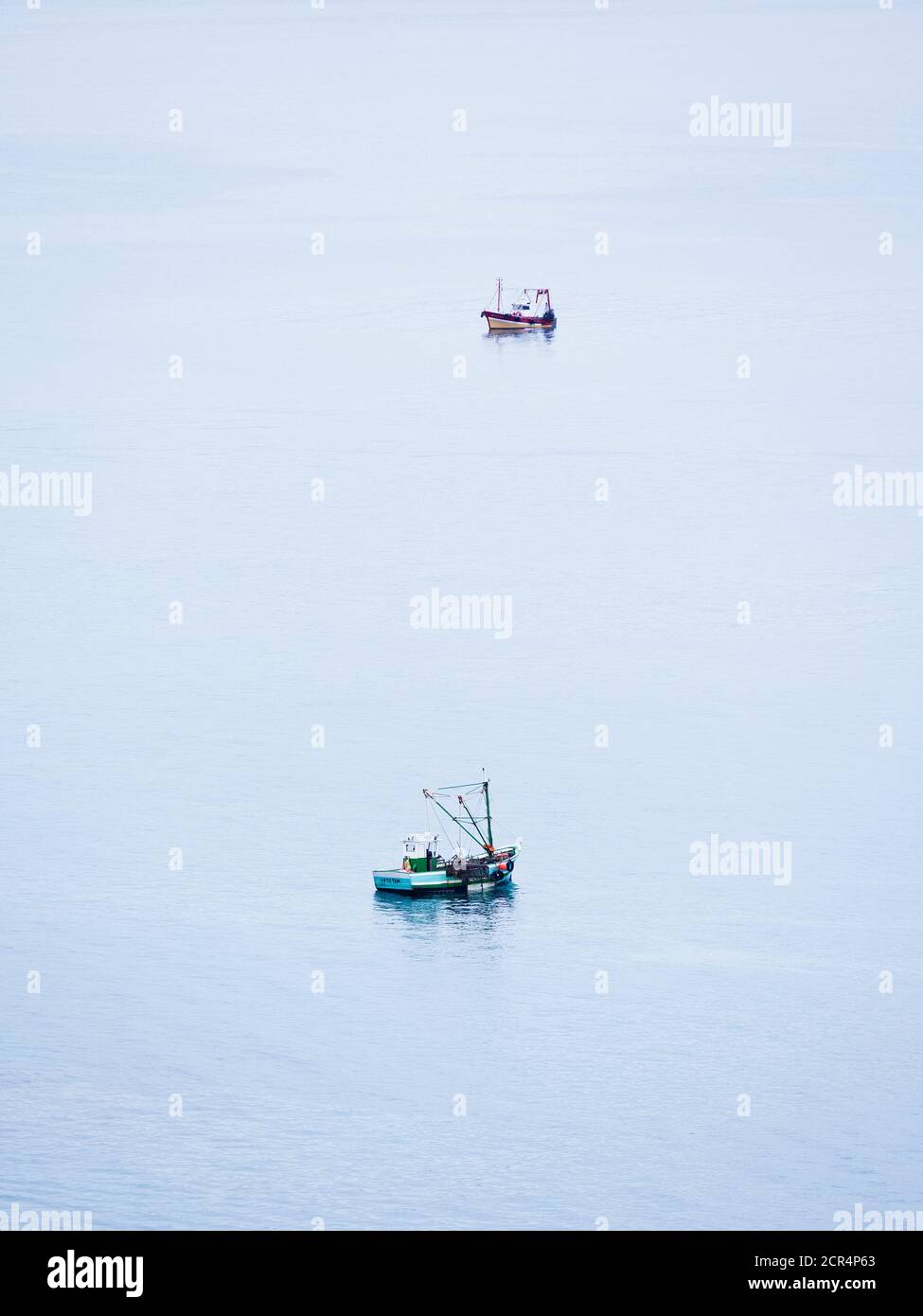 Fischerboote warten auf die Flut vor dem Hafen von Erquy, um nach dem Jakobsmuschel-Fang hereinzukommen. Erquy, Bretagne, Frankreich Stockfoto