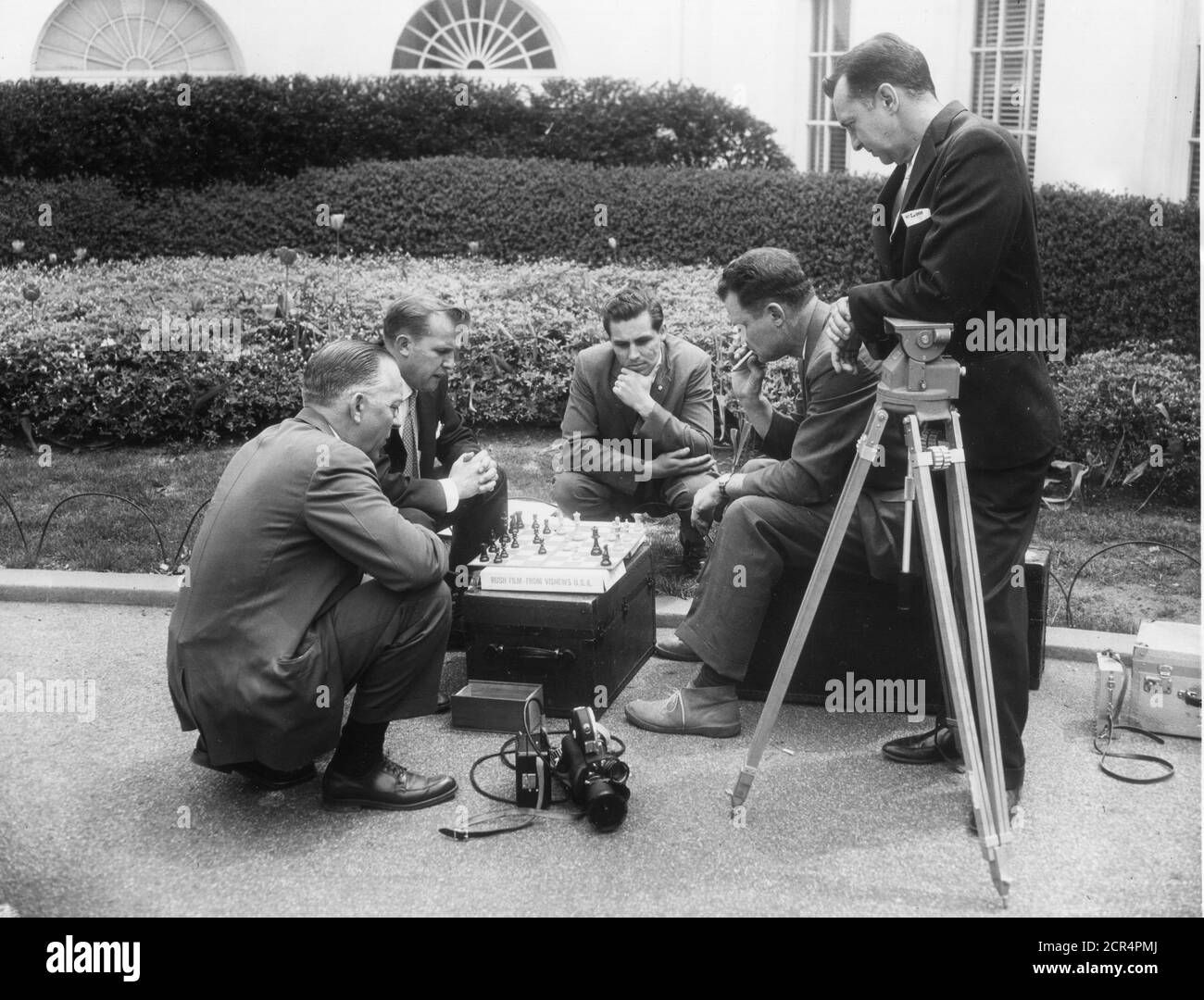 Reporter des Weißen Hauses und Kameraleute spielen Schach auf einem Ausrüstungskoffer, während sie auf Nachrichten vom Personal des Weißen Hauses, Washington, DC, 04/21/1961 warten. (Foto von Abbie Rowe/RBM Vintage Images) Stockfoto