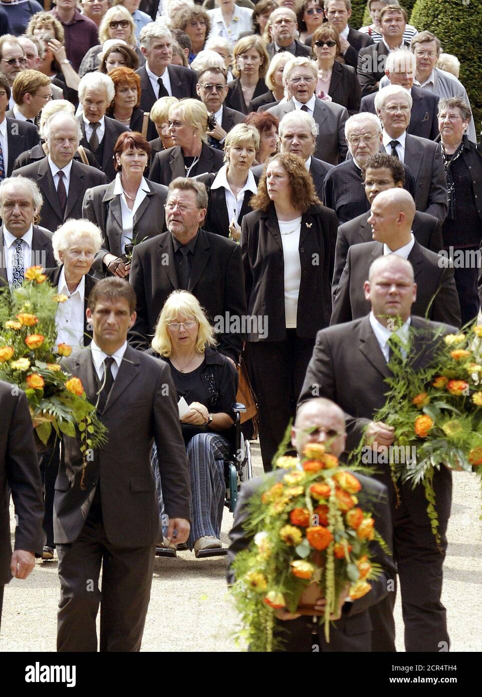 Christiane Pollard Meysel C Stieftochter Des Spaten Deutschen Schauspielerin Inge Meysel Folgt Die Urne In Ihrem Rollstuhl Wahrend Meysels Beerdigung In Hamburg 23 Juli 2004 Inge Meysel 10 Juli 2004 Starb Im Alter