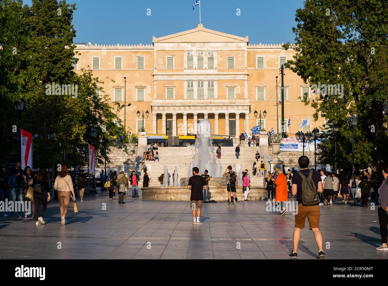 11. Mai 2019 - Athen, Griechenland: Bürger und Touristen, die am Nachmittag auf dem Syntagma-Platz herumwandern. Blick auf Hellenisches Parlament und Syntagma, Nachmittagssonne Stockfoto