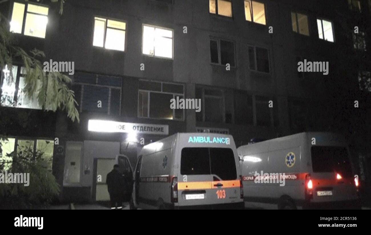 Krankenwagen sind vor einem Krankenhaus in Sewastopol, Krim, in diesem Standbild aus Video aufgenommen 22. November 2015 geparkt gesehen. Auf der Krim wurde der Ausnahmezustand ausgerufen, nachdem Strommasten aus der Ukraine gesprengt wurden, die Strom für fast zwei Millionen Menschen abschoben, sagten Medien und die russische Regierung am Sonntag. REUTERS/Reuters TV Stockfoto