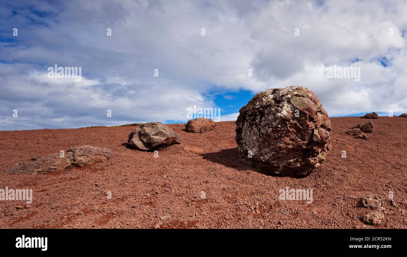 Vulkanbombe auf dem Vulkan Puy de la Vache bei Clermont Ferrand in der Auvergne, Frankreich. Stockfoto
