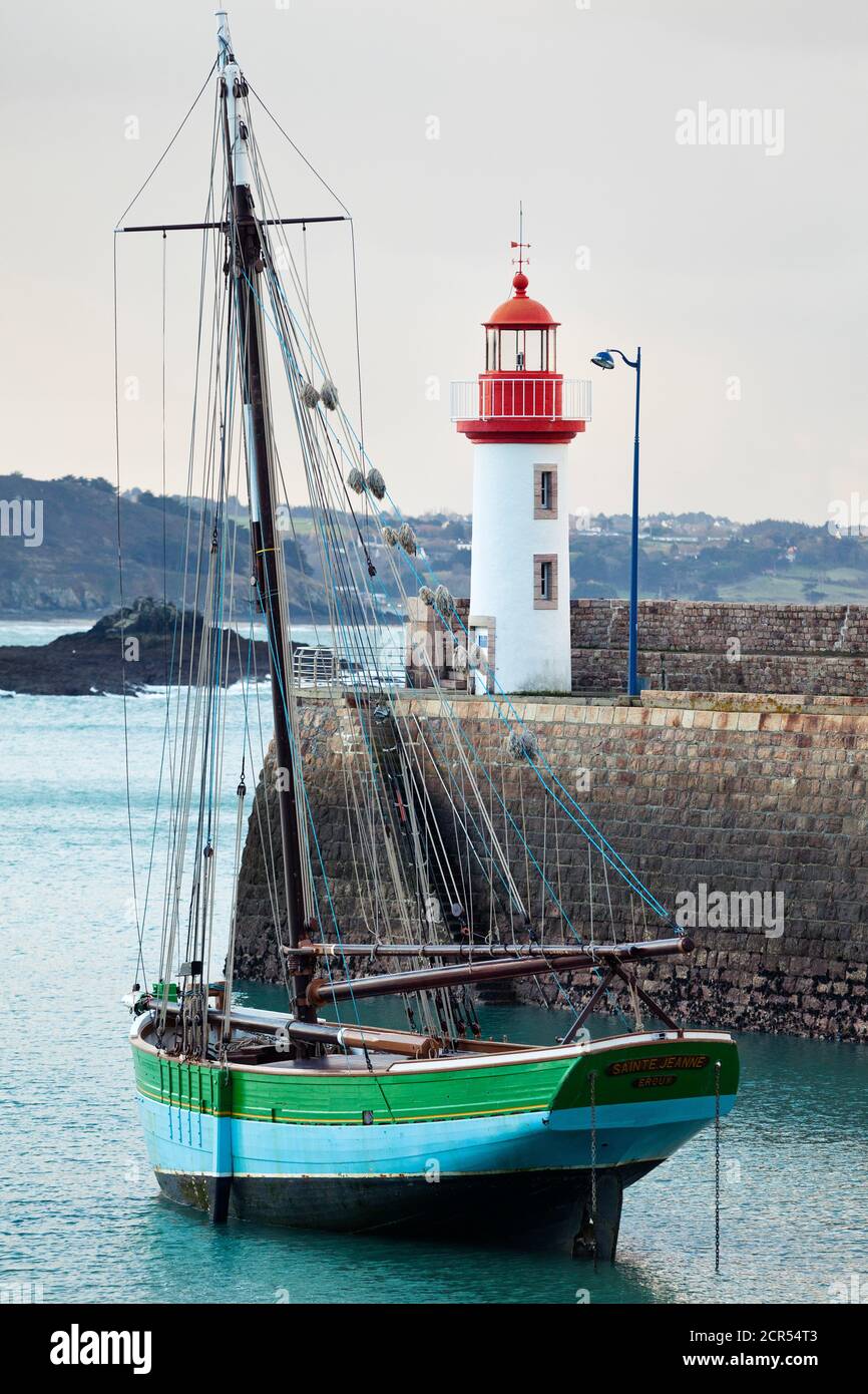 Morgenstimmung am Leuchtturm von Eruqy - Hafeneinfahrt mit Booten. Bretagne Frankreich Stockfoto