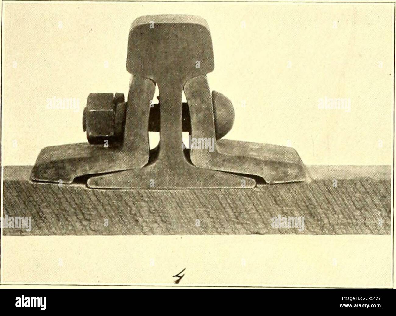 . Das Straßenbahnjournal . entsteht, wo die Krawatte durch die Basis der Schiene geschnitten wird, und nicht durch den Fuß der Winkelstangen. Dieses Problem kann nur durch die sorgfältige Aufmerksamkeit und Inspektion vermieden werden. Ein Versuch, diesem Problem zu entkommen, wurde auf einigen Dampfeisenbahnen gemacht, indem man den Fuß des Winkelbalkens %-in macht. Ahove der Oberseite des Schienensockels, aber dies verschärft nur die Schwierigkeit, da solche Verbindungen eine Last tragen müssen. ABB. 1. – DEFEKTES GELENK ABB. 4. - KRAWATTE GESCHNITTEN DURCH SCHIENE Gleise sind nicht die gleichen wie auf Dampfeisenbahnen, noch auf Vorstadt-und Interurban Straßen, Bau etwas ähnlich, wenn auch mit aligh Stockfoto