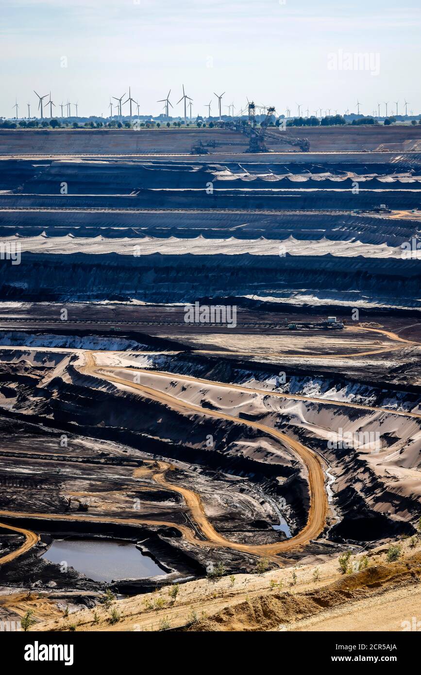 Jüchen, Nordrhein-Westfalen, Deutschland - der Schaufelradbagger im Braunkohlebergwerk RWE in Garzweiler arbeitet an der Abrisskante von Stockfoto