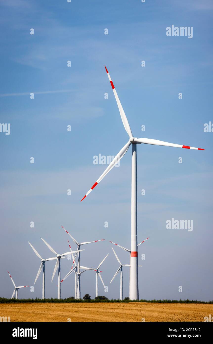 Linnich, Nordrhein-Westfalen, Deutschland - Windturbinen in einem Windpark vor blauem Himmel. Stockfoto