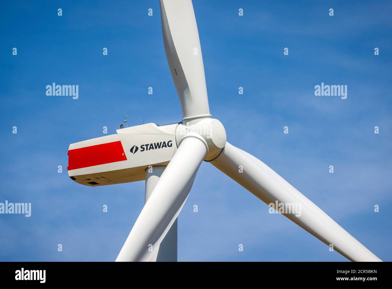 Linnich, Nordrhein-Westfalen, Deutschland - die Stawag Stadtwerke Aachen AG steht vor blauem Himmel. Stockfoto
