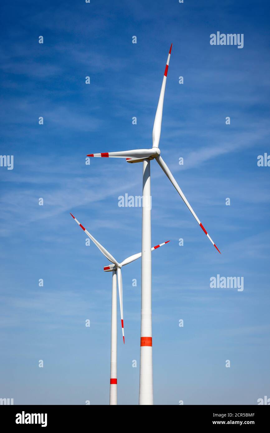 Linnich, Nordrhein-Westfalen, Deutschland - Windturbinen gegen blauen Himmel. Stockfoto