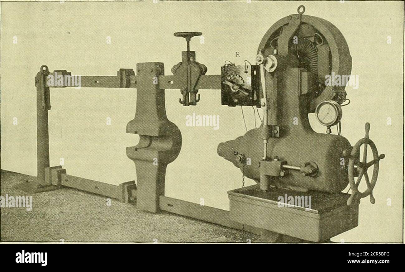 . Amerikanischer Ingenieur und Eisenbahnjournal . beschäftigt, um die Arbeit in der Rad-Shop zu handhaben, während jetzt nur 8 oder 10 benötigt werden ; Früher von 8 bis 10 Prozent, der Zeit der getöteten Hilfe wurde durch Verzögerungen in der Handhabung verloren, aber dieser Verlust wurde auf weniger als zwei Prozent reduziert. Eine solche Einsparung ist wichtiger als jede mögliche Einsparung von Kohle. Als ein weiteres Ergebnis unserer langen Unterwerfung unter gewöhnliche Methoden der Kraftförderung haben wir eine Maschinenhalle als notwendigerweise dunkel betrachtet, ein Synonym für alles, was schwarz und schmuddelig ist. In den Geschäften einiger unserer Elektrobetriebe Stockfoto