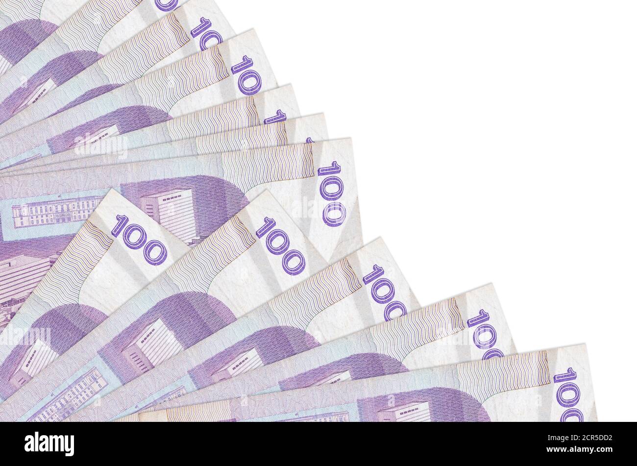 100 philippinische Piso Bills liegt isoliert auf weißem Hintergrund mit Kopierraum in Fan-Nahaufnahme gestapelt. Zahltag Zeit Konzept oder finanzielle Operationen Stockfoto