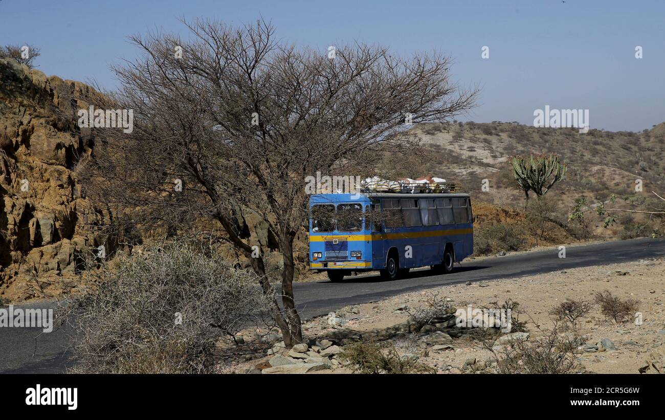 Ein Personenbus fährt auf der Hauptautobahn nahe der Stadt akordat westlich von Eritreas Hauptstadt Asmara, 17. Februar 2016. Bild aufgenommen am 17. Februar 2016. Passend zu Insight ERITREA-DIPLOMATIE/ REUTERS/Thomas Mukoya Stockfoto