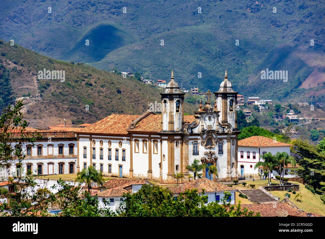 Ansicht der historischen Kirche aus dem 18. Jahrhundert in Kolonialarchitektur in der Stadt Ouro Preto in Minas Gerais, Brasilien mit Hügeln im Hintergrund Stockfoto