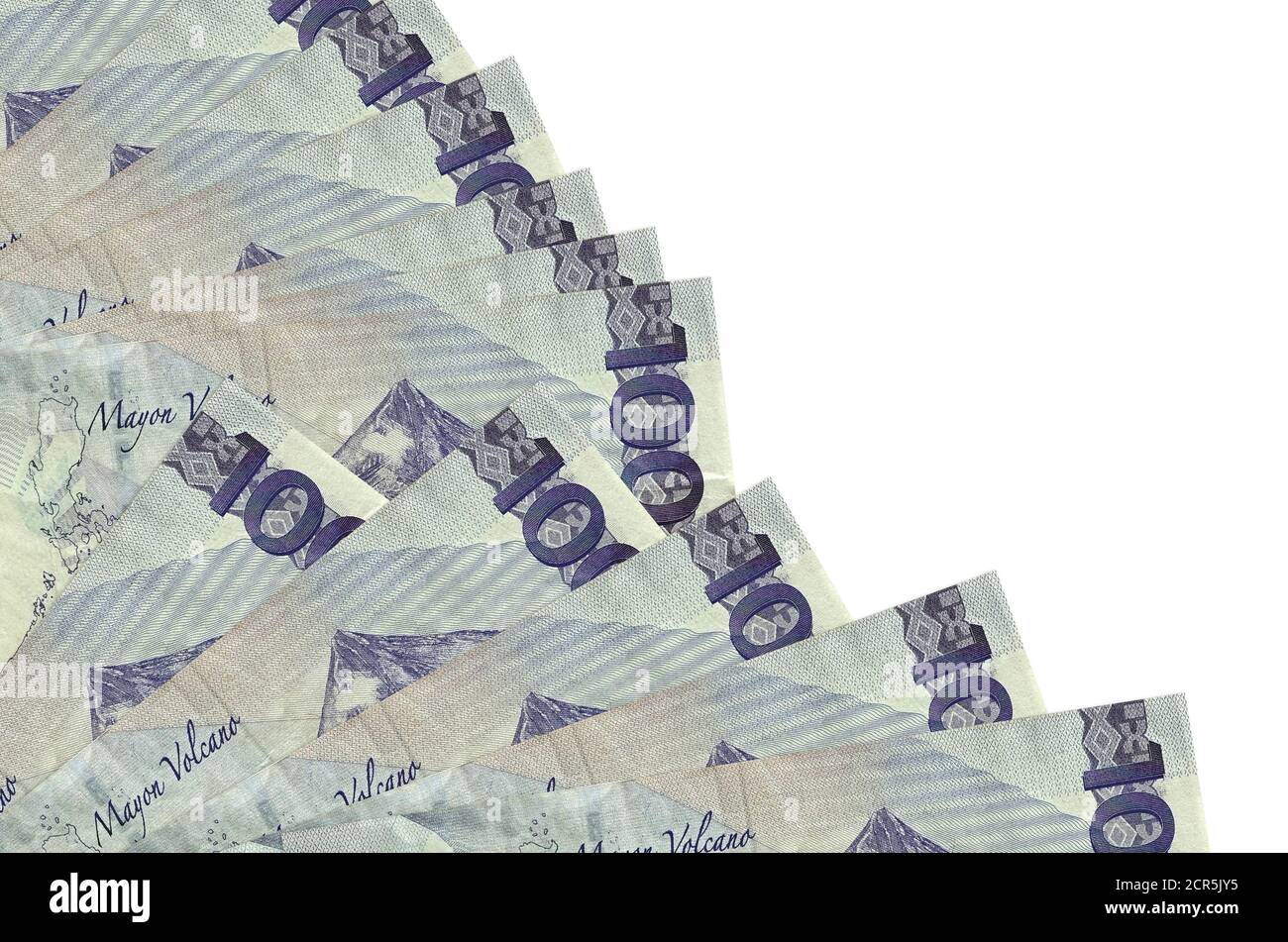 100 philippinische Piso Bills liegt isoliert auf weißem Hintergrund mit Kopierraum in Fan-Nahaufnahme gestapelt. Zahltag Zeit Konzept oder finanzielle Operationen Stockfoto