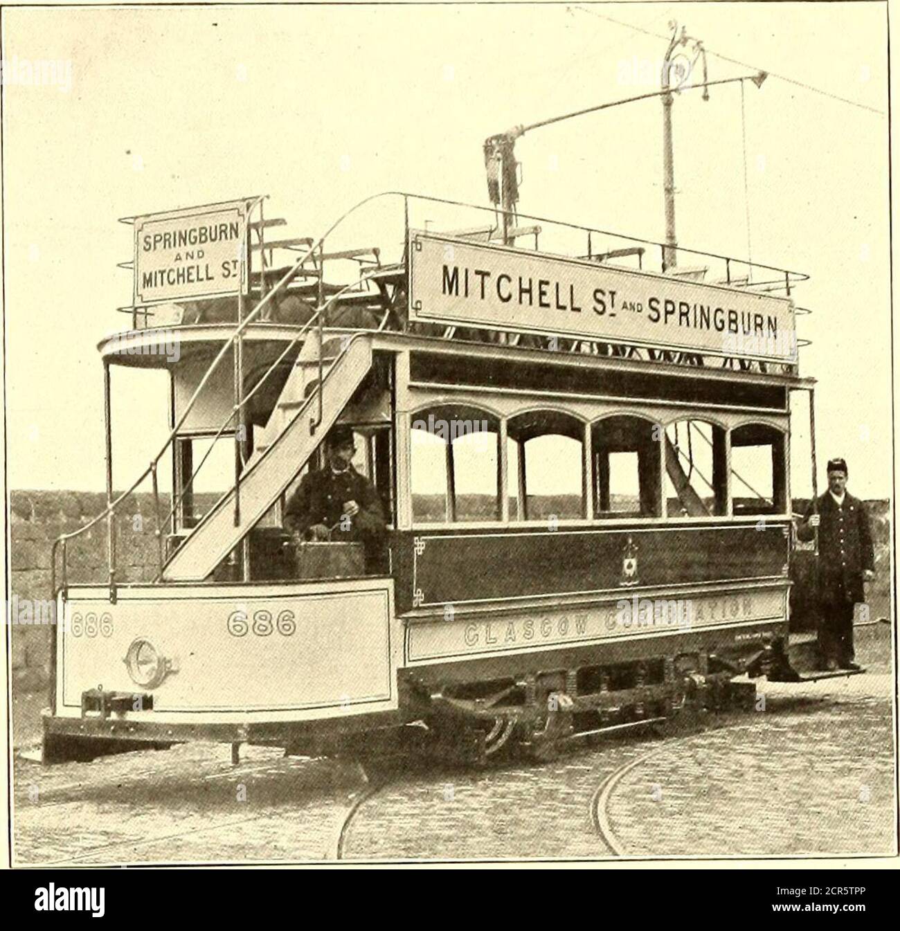 . Die Straßenbahn Zeitschrift . DOPPEL-LKW-OFFENEN AUTO, BLACKPOOL & FLEETWOODRAILWAY Ing-System, die Isolierung aus Papier oder Gummi. In einigen Fällen wurden gepanzerte Kabel direkt in den Boden gelegt, die Rüstung wurde aus Stahlband, statt aus Draht. Trolley-Drähte werden sowohl von der Halterung als auch von den Span-Drahtsystemen unterstützt; es werden keine Holzstangen verwendet, wobei veryornamental Stahlstangen die Regel sind. Wo die Straßen breit sind, wird die Mittelmast-Konstruktion mit zwei Halterungen bevorzugt, aber in engen Straßen sind die Eisenstangen auf einer Seite der Straße angebracht, ein kurzer Halterarm, der die Rolleträgt Stockfoto