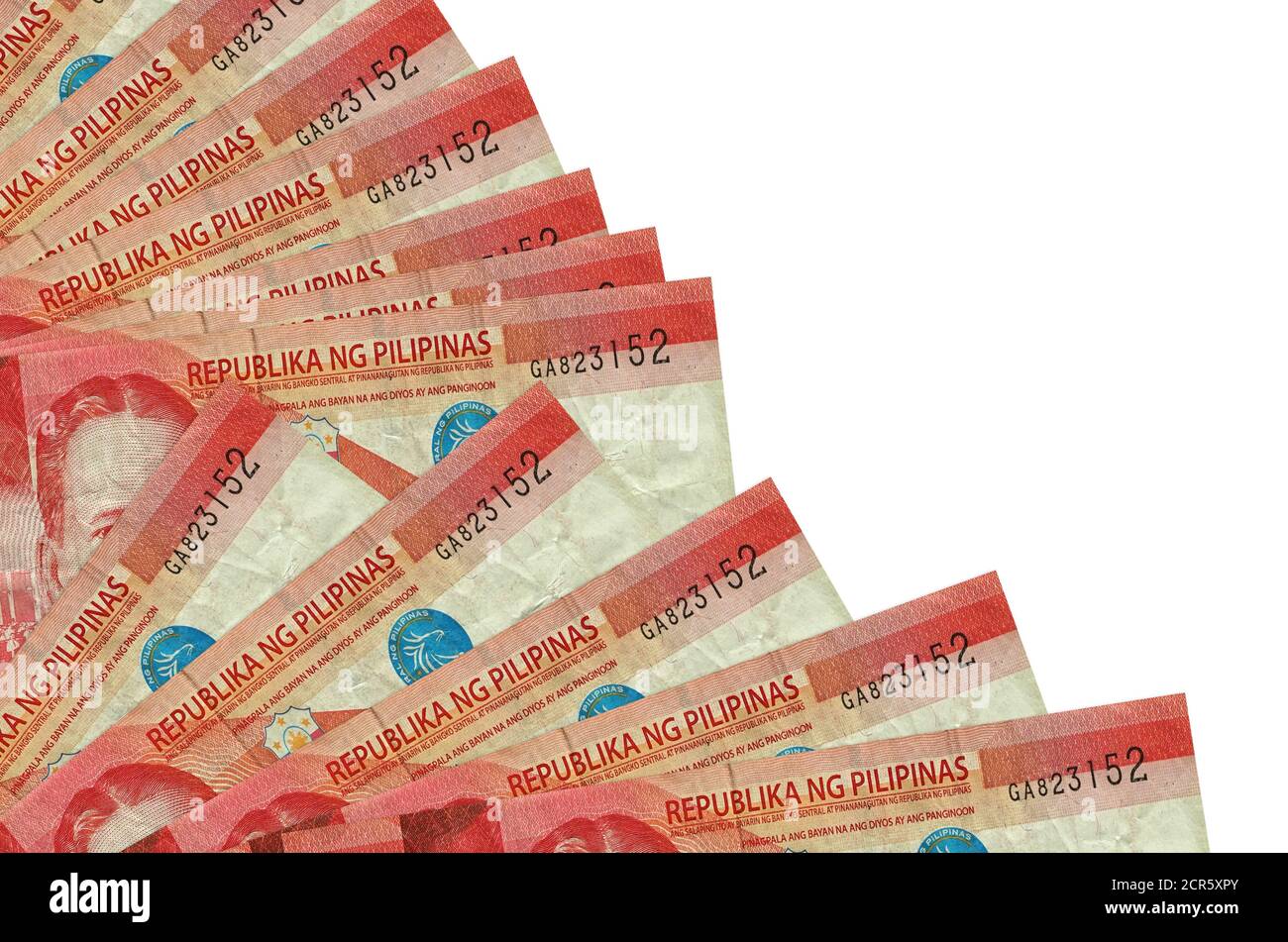 50 philippinische Piso Bills liegt isoliert auf weißem Hintergrund mit Kopierraum in Fan-Nahaufnahme gestapelt. Zahltag Zeit Konzept oder finanzielle Operationen Stockfoto