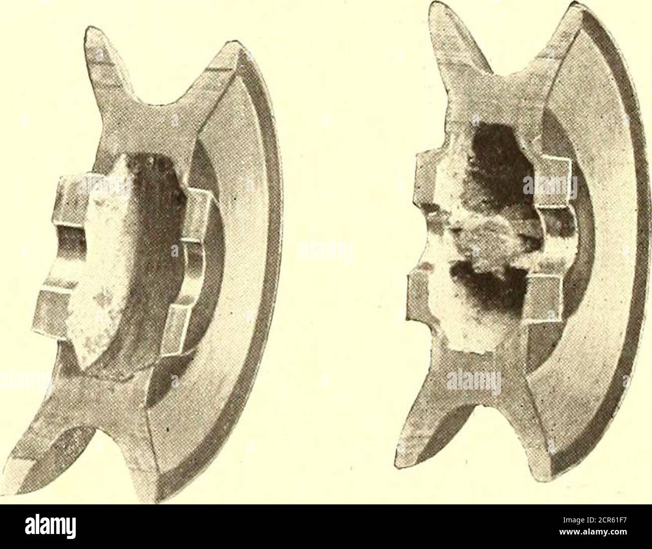 . Die Straßenbahn Zeitschrift . Diese komplette Hüllungs- und Schutzeinrichtung ist jetzt kombiniert und in einer Eisen-Box eingeschlossen, die weniger Platz benötigt als bisher und unter allen Bedingungen absolut sicher und zuverlässig ist. Durch Schließen der Schnellbrechmesser-Klinge wird der Schalter automatisch verriegelt, was notwendig ist, damit die Abdeckung der Box geschlossen werden kann, und jede Bewegung der Theregulatorgriffe wird verhindert, bis die Messer-Klinge gelöst ist. NEUES TROLLEY-RAD das neue C. B. & E. Trolley-Rad, das in den Beilagen abgebildet ist, wird, so wird behauptet, alle anderen ähnlichen Geräte, die auf tr verwendet werden, überstehen Stockfoto