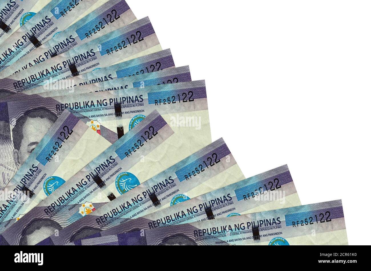 100 philippinische Piso Bills liegt isoliert auf weißem Hintergrund mit Kopierraum in Fan-Nahaufnahme gestapelt. Zahltag Zeit Konzept oder finanzielle Operationen Stockfoto