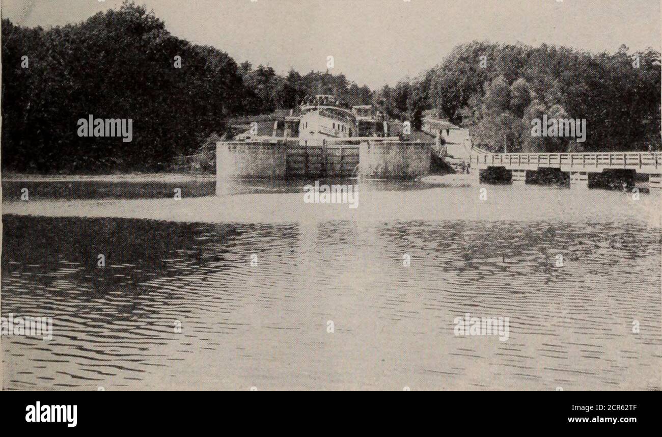 . Die Spielplätze Kanadas; eine kurze Abhandlung über Touristen-, Angel- und Jagdgebiete, die durch das Grand Trunk Railway System erreicht wird. Die direkte Route des Kawartha Lakesweaway. Die besten Angelmöglichkeiten und Entenschießen, jede Jahreszeit, sind hier zu haben, und herrliche Hirsche, Rebhuhn-und-Eimsjagd kann innerhalb eines Tages zu Fuß vom Dorf gefunden werden. Hier befindet sich das Hotel Kawartha mit Blick auf den malerischen Fluss Fenelon. Das Gebäude ist durchgehend mit elektrischen Lampen ausgestattet und ist in jeder Hinsicht modern. Innerhalb des Hotelgeländes, das 8 Morgen umfasst, sind sieben große, luftige Cottages gemütlich Stockfoto