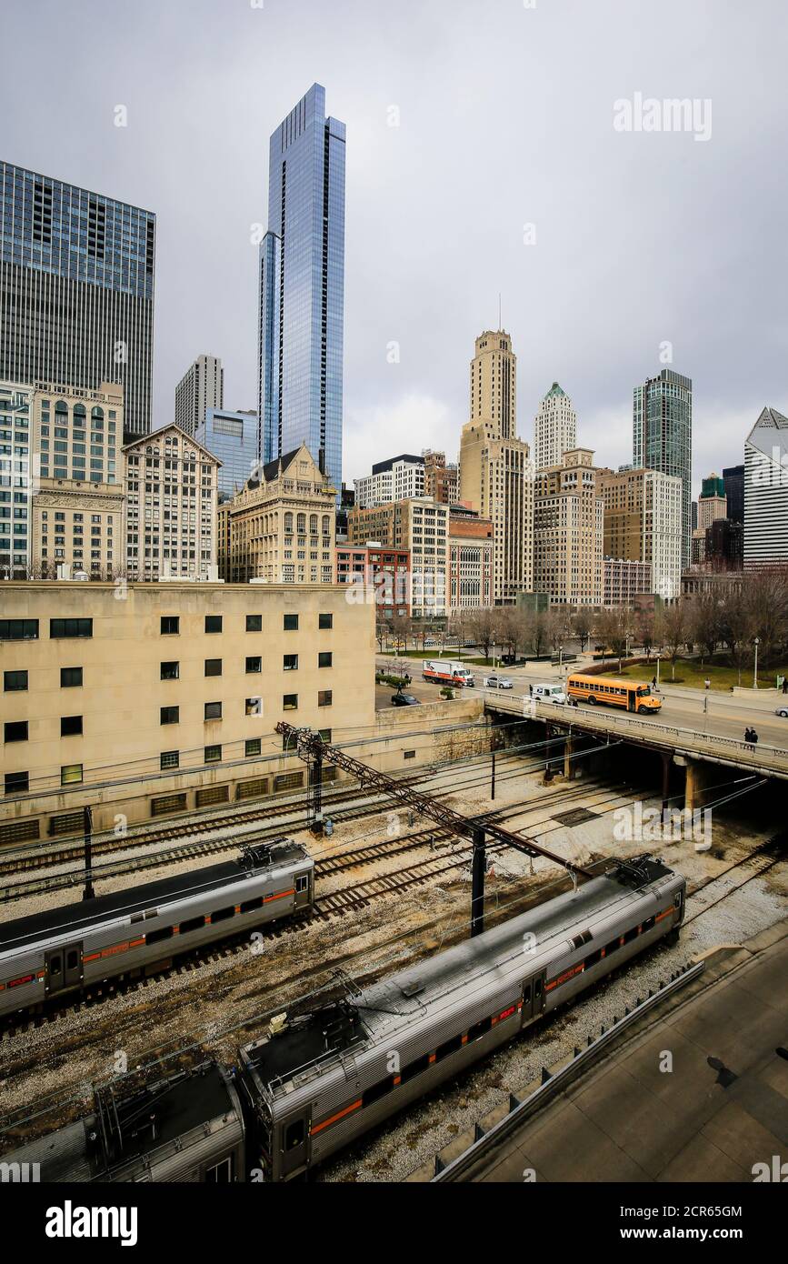 Bahngleise und Straßen vor der Skyline, Chicago, Illinois, USA, Nordamerika Stockfoto