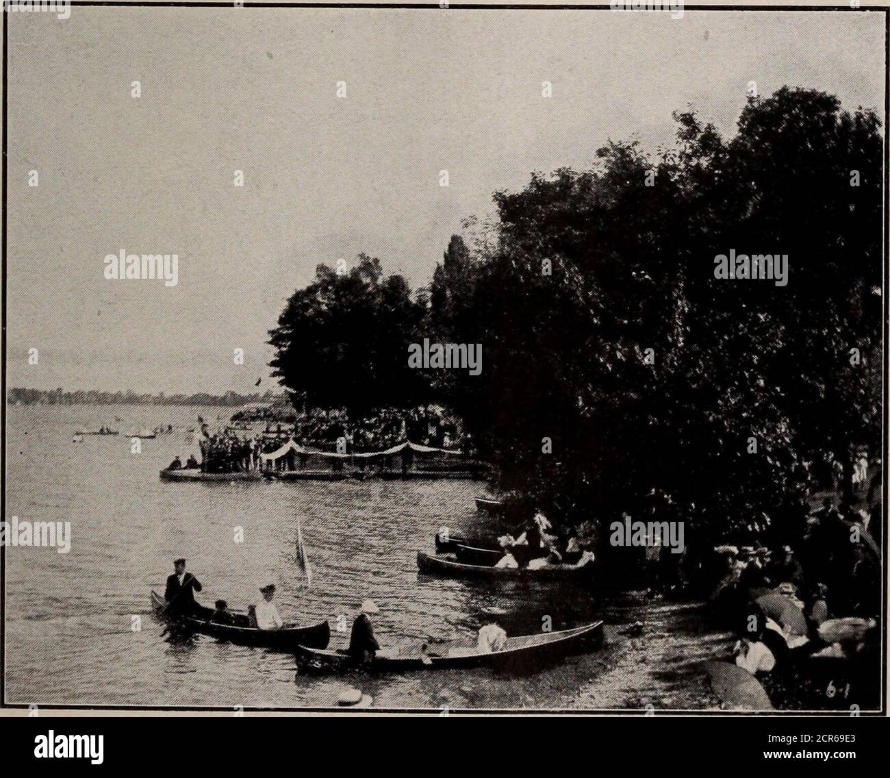 . Die Spielplätze von Kanada; eine kurze Abhandlung über Touristen-, Angel- und Jagdgebiete erreicht durch die Grand Trunk Railway System . UCHIGHING zwei Namen mit einem subtilen Aroma in ihrer sehr euphony, ein spanisches Wort und der andere von indischer Herkunft, sind fast immer in der Beschreibung eines der schönsten Sommer-Resortdistricts in den berühmten Highlands von Ontario. Orillia na?nesthe Stadt (80-sechs Meilen nördlich von Toronto), eine der schönsten und malerischsten in ganz Kanada und Couchiching der lieblichen machen an deren Ufer es gebaut ist. Orillia ist das Tor zur Region Muskoka, denn es ist Stockfoto