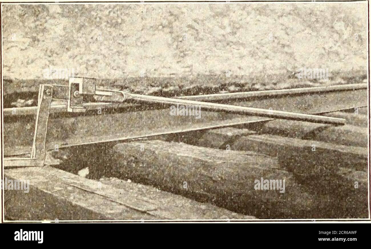 . Elektrische Eisenbahnzapfen . der Schlüssel sollte nicht in die Verrundung der Keilnut geschnitten. Um dies zu verhindern, sollten die Schlüssel gerundet werden. Ritzel bis zu 3-in. Bohrung sollte in kochendem Wasser für dreißig Minuten erhitzt werden, und diejenigen mit 3-in., oder largerbore für sechzig Minuten. Wenn das Ritzel die Temperatur des kochenden Wassers erreicht hat, sollte es aus dem Wasser genommen und die Bohrung schnell gereinigt werden. Bevor das Ritzel Zeit zum Abkühlen hatte, sollte es mit einem 6 oder 8 lb. Vorschlaghammer auf der Haft angezapft werden, wobei ein schweres Stück Holz oder Kupfer zwischen Ritzel und Hammer verwendet wird.dieser Schlitten ist Stockfoto