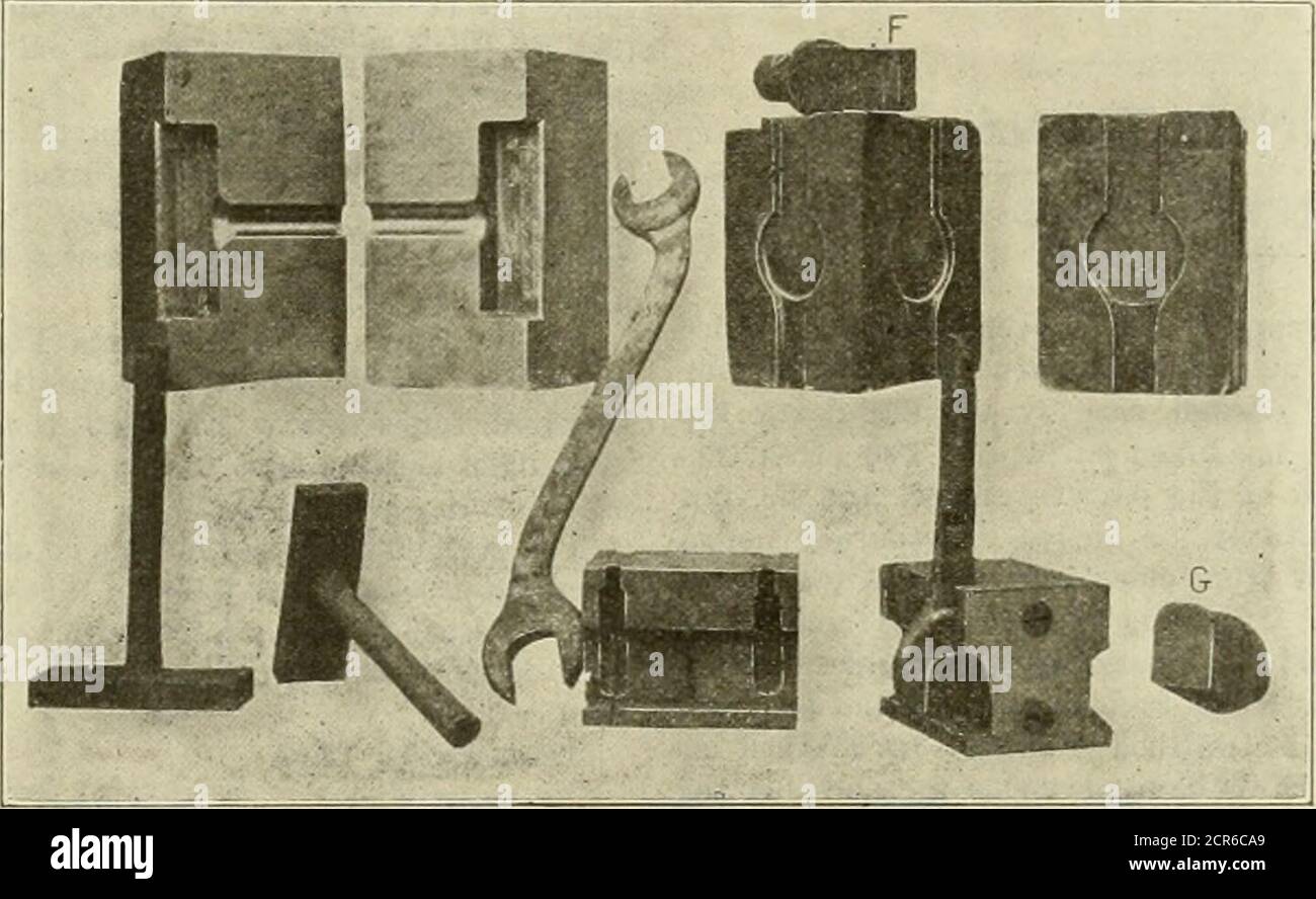 . Amerikanischer Ingenieur und Eisenbahn Zeitschrift . ABB. 2. In dieser Ansicht nicht gezeigt, wird auch im Zusammenhang mit der Fertigung zu erheblichen Vorteileverwendet. Im Vordergrund-Boden kann eine Reihe von Fachwerk Stabanker, Sicherheitskettenhaken in der ersten Stufe der Herstellung, Gepäckwagen carlinesund Kupplungtaschen invarious Stufen gesehen werden, die durch diese ma-chines hergestellt werden. Abb. 2 zeigt ein Gerät, das in den Collinwood-Läden gebaut wurde und auf dem Bulldozerzum Umformen der Handgriffe von Eschenhacken und Haken verwendet wird.Diese Griffe sind geformt und komplett kalt. Da es möglich ist, einen kompletten Griff für jeden Griff zu machen Stockfoto