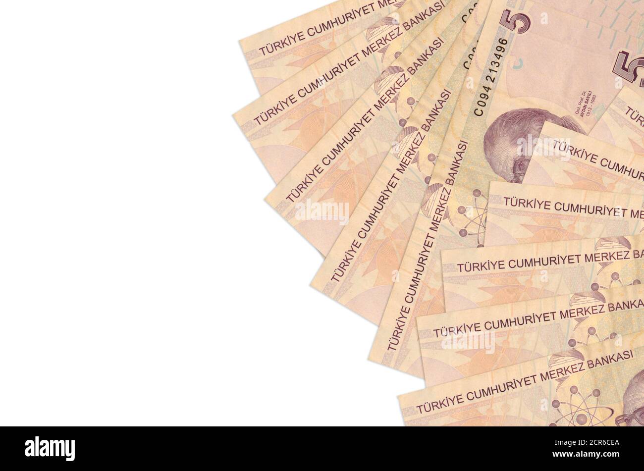 5 Türkische Lira-Bills liegen isoliert auf weißem Hintergrund mit Kopierraum. Reiche Leben konzeptuellen Hintergrund. Große Menge an Reichtum in der Landeswährung Stockfoto