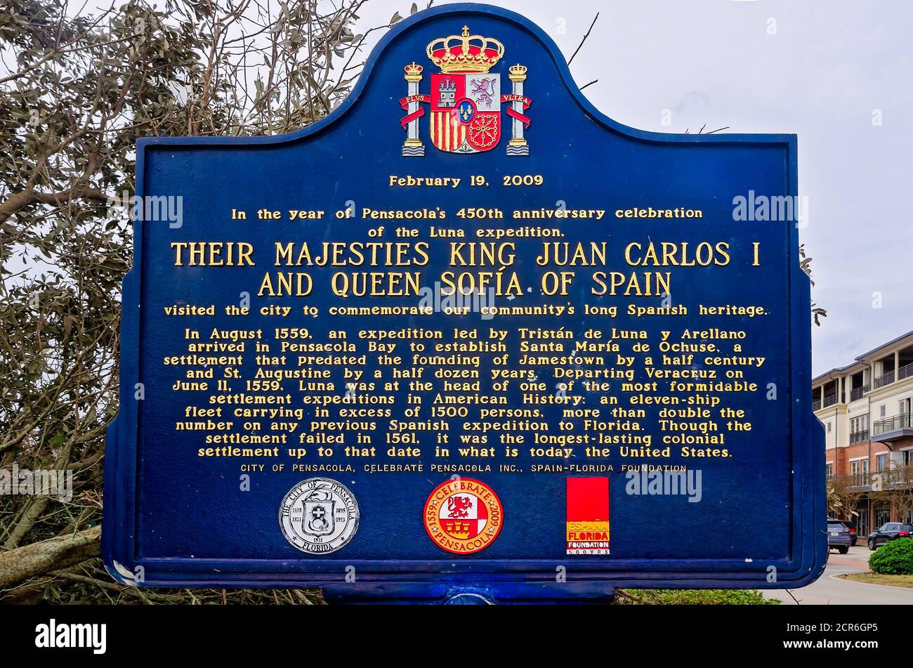 Eine historische Gedenktafel erinnert an den 450. Jahrestag der Expedition des spanischen Entdeckers Tristan de Luna am Palafox Pier in Pensacola, Florida. Stockfoto