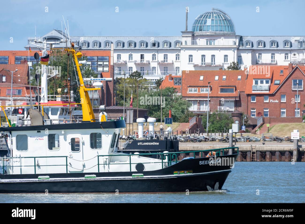 Deutschland, Niedersachsen, Juist, Blick auf den Hafen und die Innenstadt. Stockfoto
