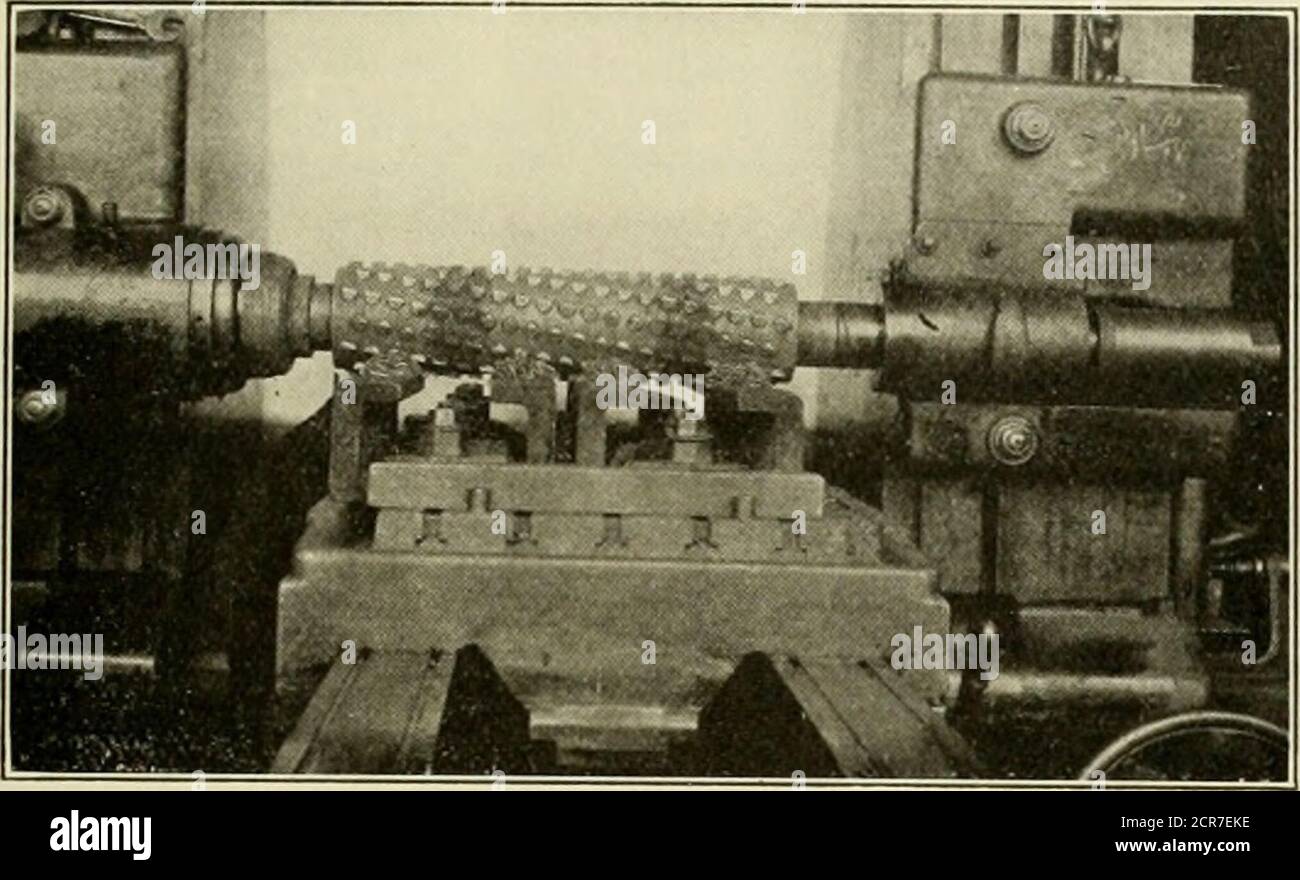 . Amerikanischer Ingenieur und Eisenbahn-Zeitschrift. Es geht um das allgemeine Layout und der Materiallagerung und der Handlingarrangements eines großen Ladens. Die nächste Gruppe beschäftigte sich mit dem Ethos der Verbesserung von Maschinenbändern. Dies ist einer der ersten Punkte, die bei unterlagerten Werkstattverbesserungen aufgegriffen werden, da allein dadurch die Effizienz der Maschinen insgesamt von 10 auf 30 Prozent gesteigert wird. Die dritte Serie zeigte die Veränderungen in Werkstattmethoden, Werkzeugmaschinen und de- April, 190G. AMERICAN ENGINEER AND RAILROAD JOURNAL. 136 Eis, Zwischenfall auf den Einsatz des neuen High-Speed-Legierung Werkzeug steelsdevelo Stockfoto