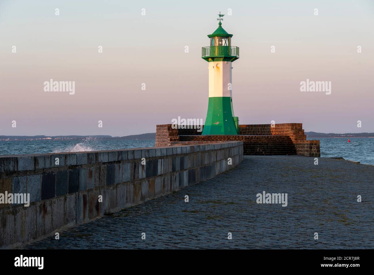 Deutschland, Mecklenburg-Vorpommern, Sassnitz, Leuchtturm an der Hafenausfahrt Sassnitz auf der Insel Rügen, Ostsee Stockfoto