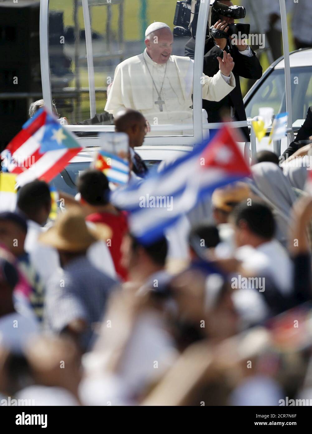 Papst Franziskus winkt der Menge in Holguin, Kuba, 21. September 2015. Papst Franziskus kam am Montag in Ostkuba an, um die zweite Messe einer Reise zu feiern, die ihm Lob für die Unterstützung der kommunistischen Herrscher bei der Annäherung an Washington eingebracht hat, während der er sich jedoch von der offenkundigen Politik ferngehalten hat. Er wird der erste Papst sein, der Holguin besucht, die Hauptstadt der Provinz, in der die Castro-Brüder Raul und Fidel aufgewachsen sind. REUTERS/Edgard Garrido Stockfoto