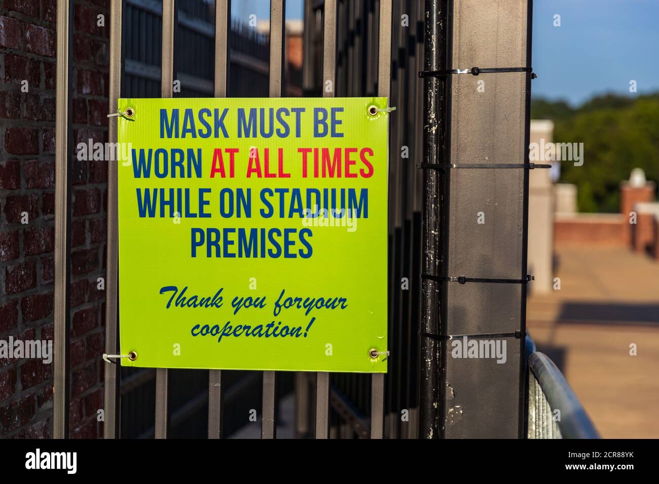 Schild für Sportveranstaltung, dass Gesichtsmaske getragen werden muss Zu allen Zeiten aufgrund der Coronavirus-Pandemie Stockfoto