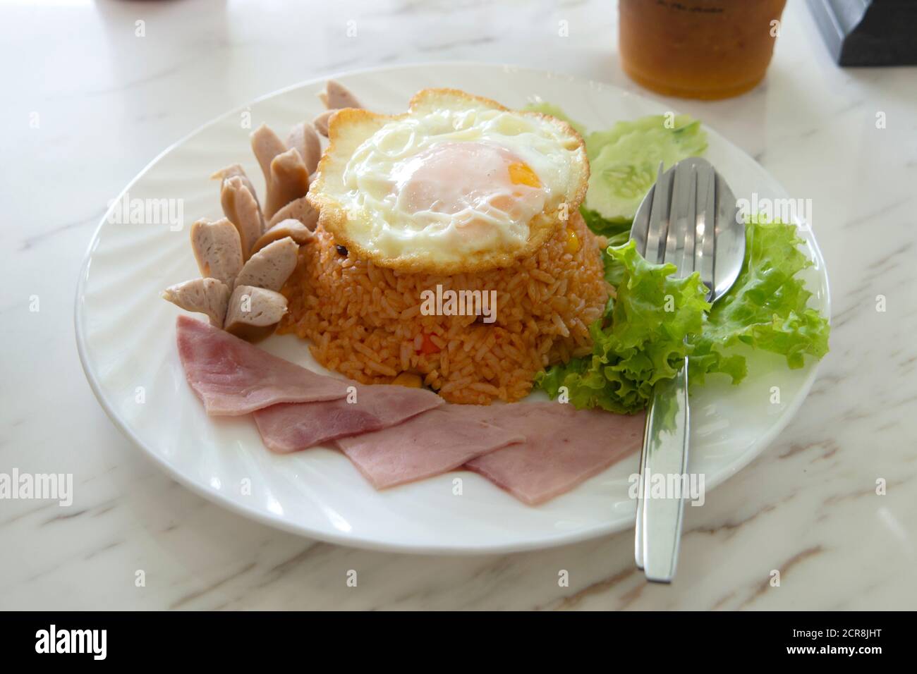Bild einer Mischung aus gebranntem Reis aus dem Osten mit Zutaten aus dem Westen. Stockfoto