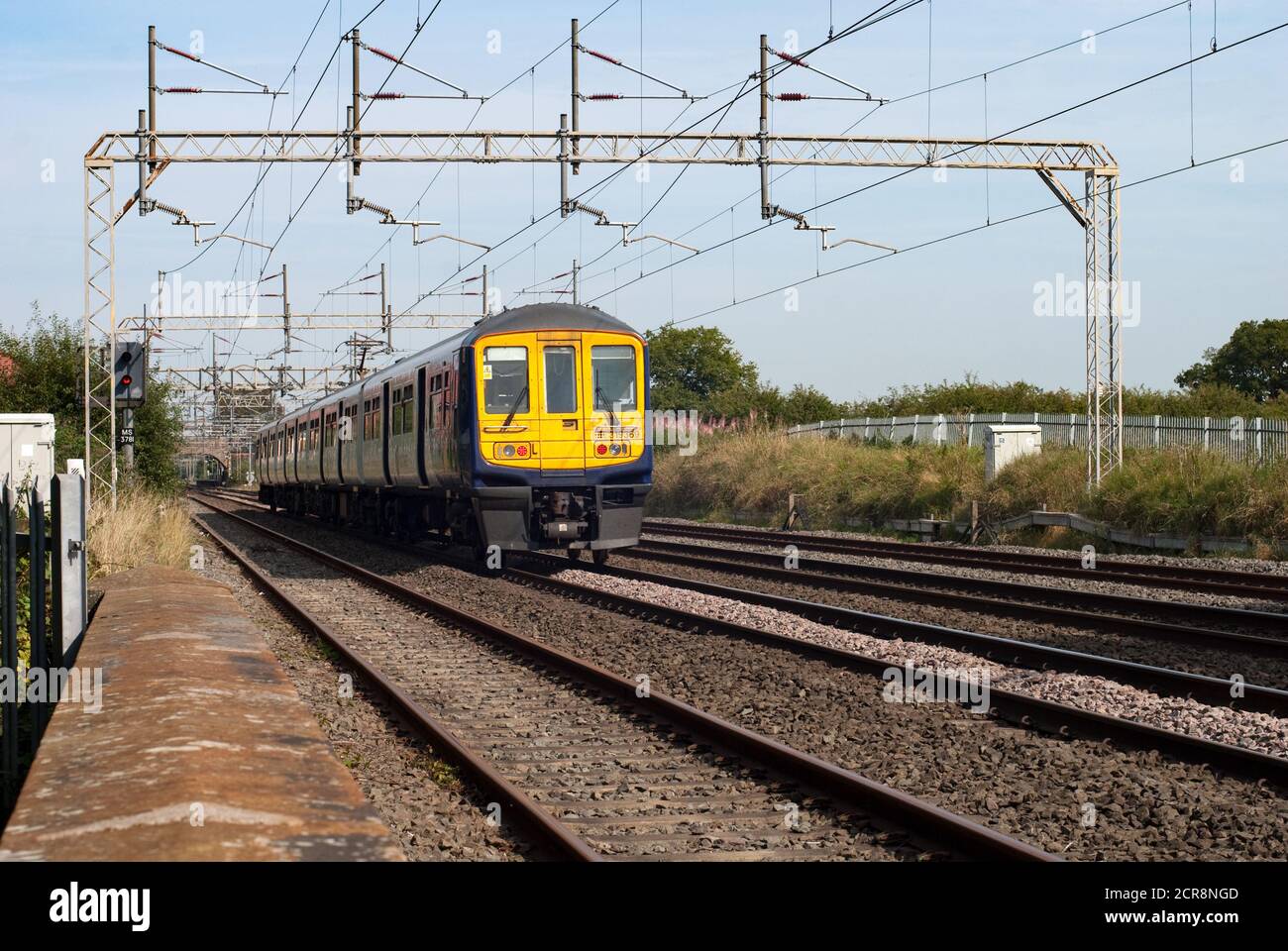 Ein elektrisches Triebwerk der Klasse 319 nähert sich Chelford, Cheshire Stockfoto
