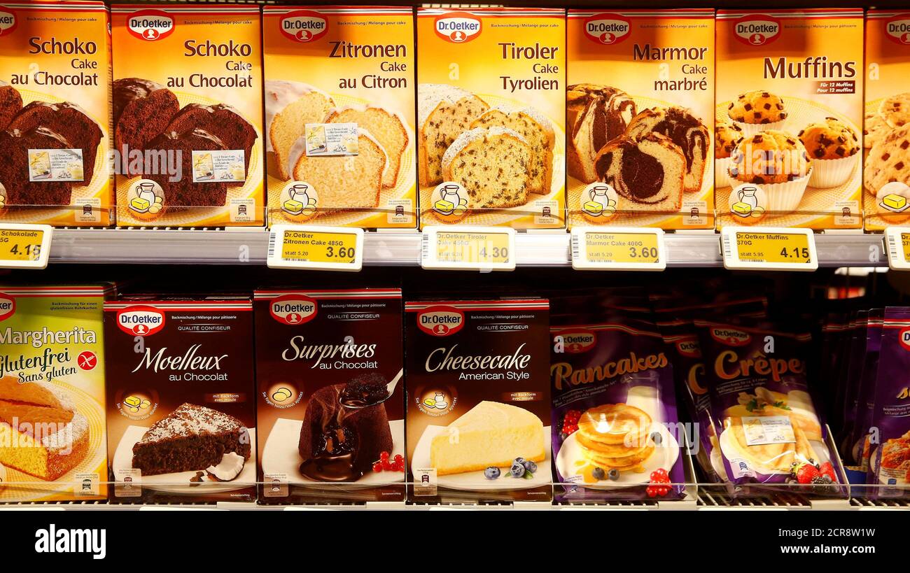 Bäckereiprodukte der deutschen Firma Dr.Oetker sind in einem Supermarkt der  Schweizer Handelskonzern Coop in Zumikon, Schweiz 13. Dezember 2016  angeboten. REUTERS/Arnd Wiegmann Stockfotografie - Alamy